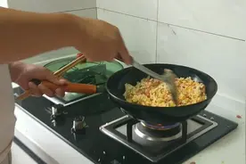 孕期媳妇说饿就饿了，四种食材给媳妇做最喜欢吃的老干妈蛋炒饭