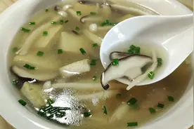 蘑菇三鲜汤正宗做法，汤汁鲜美，营养美味，大人小孩都爱喝！