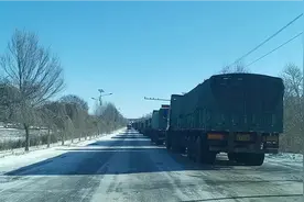 G335国道满井段冰雪路滑，东去的大车停滞不前或蜗牛爬行视频封面