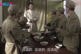 士兵看不起炊事班班长，哪料班长露出军衔后，士兵们吓得不敢说话视频封面