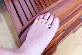 把香烟夹在脚趾中间，很多人不清楚有啥用，用途厉害了