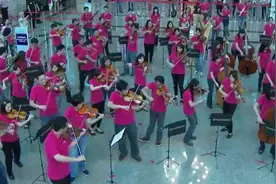 台湾交响乐团在桃园机场的快闪表演，曲目为台湾民谣和外国名曲视频封面