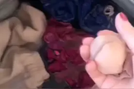 给大家介绍一用油渍净是怎么洗衣服的。