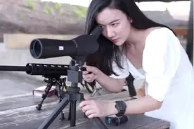 美女靶场射击，看起来像专业狙击手，本以为是王者没想到是青铜视频封面