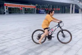20岁的小姑娘！为啥学不会骑单车呢！屏幕前的你有什么好方法？视频封面