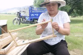 养蜂人讲蜂巢是怎么做出来的，制作巢礎的详细过程是怎么样的