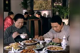 福海又涨工资了，二十块大洋一个月，带家人出去下馆子吃顿好的