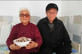 86岁老妈给90岁老爸做了他爱吃的红豆饭，软烂好吃有营养，真棒！视频封面