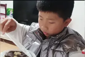 四年级小学生忘记写作业，补写到11点，鸭血粉丝汤都没汤了视频封面