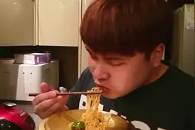 韩国胖哥狂吃一锅泡面，最后再来点餐后水果，真爽！