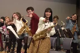 日本150人大合奏《名侦探柯南》主题曲，节奏配合得太有默契了！