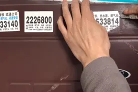 门上的广告贴很难清理干净？一个小方法分分钟就搞定视频封面