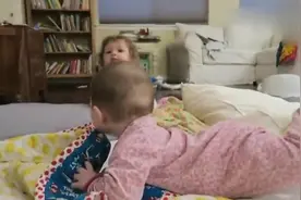 小宝宝被小被子盖住了头，妈妈一掀开被子后，宝宝的反应太可爱了视频封面