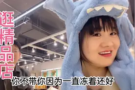 和公司玩的最好的四个闺蜜逛精品店，试戴了好多东西，好开心啊