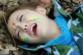 小伙和女友去打真人CS，没想到女友竟上去肉搏，小伙看懵了视频封面
