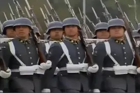 智利士兵阅兵像极了机器人，步伐僵硬的不行，还好女军官挽回颜面视频封面
