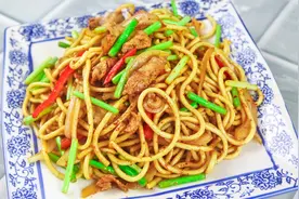 饭店卖20元一份的“炒拉条”，厨师长教你在家做，味道不比饭店差视频封面