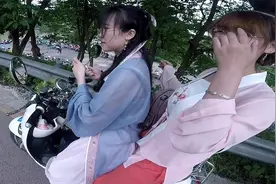 小尴尬！摩旅遇到两个穿汉服出游的大二小姐姐，没水平强行搭讪！视频封面