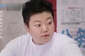 美女去男生宿舍给男友送吃的,不料美女进了宿舍,男生都移不开眼视频封面