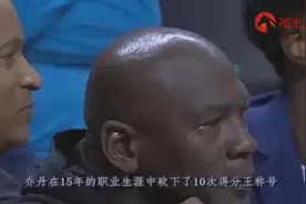 当年的乔丹也有狂妄的一面，竟在更衣室内抽着雪茄当面挑衅！