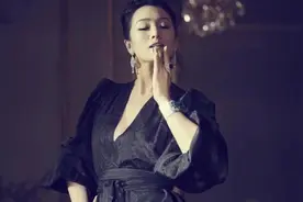 巩俐镂空裙装出席活动气场十足，裸色口红气场依然很强！