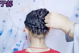 小女孩头发太长不好扎，教你一招不用喷水，发型精致又洋气