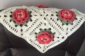 钩针编织教程，花朵毯子(四)一款像月季像牡丹，也像山茶花的毯子