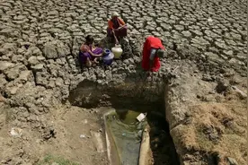 印度高温干旱致严重水源危急：民众取水队伍看不到尽头视频封面