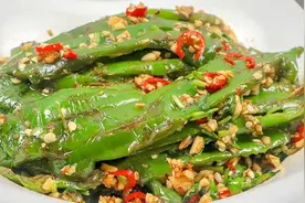 厨师长用土办法做凉拌青椒，整个青椒直接干煸，开胃下饭