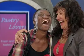 国外爆笑街头恶搞：路人被邀蒙眼拼毛驴，一把摸上去纸板变真驴视频封面