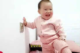 小跳跳的睡前娱乐竟然是灯的开关，一个开关宝宝也能玩儿的这么嗨