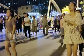 夜雨广场舞！河北廊坊大城巴鼎广场美女激情跳阿萨