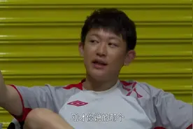 后妈对继子太好，男孩开心在朋友面前炫耀后妈送的礼物，一脸羡慕视频封面