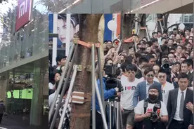 深圳小米全球旗舰店，对面就是华为旗舰店，雷军开业亲临现场指导视频封面