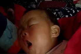 八个月宝宝瞌睡的睁不开眼睛了  也要把话说完视频封面