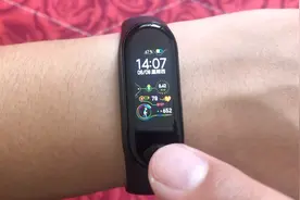 小米手环的自带表盘用腻了，看看动态表盘咋样，大家想不想要呢？