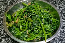 素炒红署尖，绿色健康，鲜嫩爽口，1块钱就炒了一盘，经济实惠