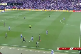 超级英雄！武磊赛后被狂热球迷扛起_全场高呼-_Wu_Lei_！视频封面