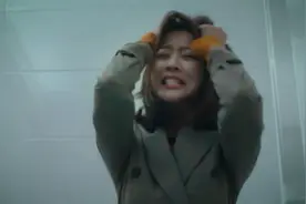 女老师的精分日常，在理事长面前装淡定，一到厕所就抓头发发疯视频封面