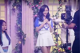 火箭少女101拍摄片场吴宣仪提裤子太可爱！视频封面