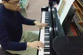 眼镜哥钢琴弹奏刘德华歌曲《冰雨》，会弹钢琴的男人真好