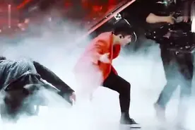 超爱《MASK》的舞台啊！酷盐的艺兴一来，整个人瞬间就醒了