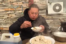 农村大哥一人吃饺子喝白酒，蘸料有酱油，辣椒油麻椒面视频封面