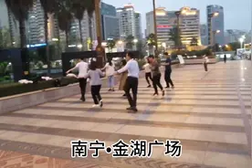 广西南宁：金湖广场上，这群年轻人跳舞太给力，你愿意点赞吗？