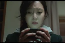 单身女子在床上查看监控，发现家里进了一个男子，就躲在床底视频封面