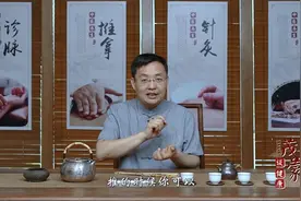 孩子腹泻先别急着吃药，爸妈找准这两个“特效穴”，一推就好视频封面