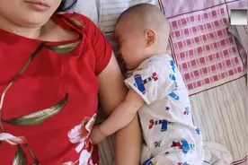 妈妈和爸爸陪宝宝睡觉方式完全不同，看完就明白为啥回家都找妈了视频封面