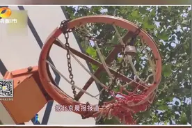 小区“球霸”？大爷早上打完球就把球筐锁起来，称担心扰民？视频封面