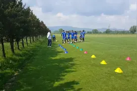 国外青训 基础运球跑动移动姿势练习 协调性训练