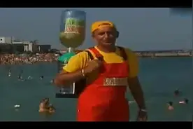 国外恶搞，免费饮料从特殊地方出来，一看很难喝的下，包笑到抽筋视频封面